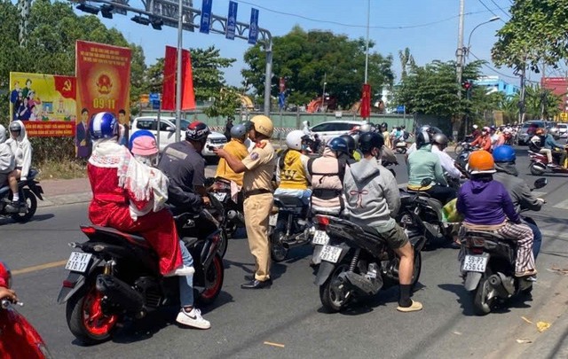 TP HCM: Hơn 10.200 trường hợp vi phạm giao thông trong 9 ngày nghỉ Tết- Ảnh 1. TP HCM: Hơn 10.200 trường hợp vi phạm giao thông trong 9 ngày nghỉ Tết- Ảnh 1.