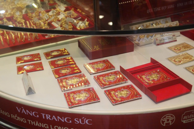 Người dân Thủ đô xếp hàng từ sớm mua vàng ngày vía Thần Tài tại Bảo Tín Minh Châu

- Ảnh 3.