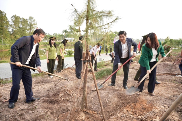 TP Huế: “Tết trồng cây đời đời nhớ ơn Bác Hồ” -  tạo nền tảng tăng trưởng xanh, phát triển bền vững- Ảnh 3.