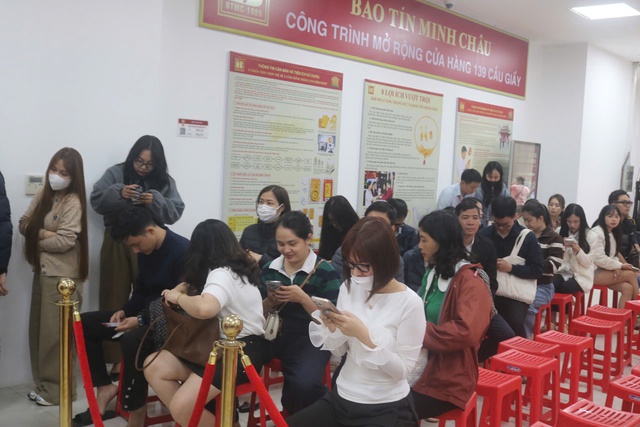 Người dân Thủ đô xếp hàng từ sớm mua vàng ngày vía Thần Tài tại Bảo Tín Minh Châu

- Ảnh 1.