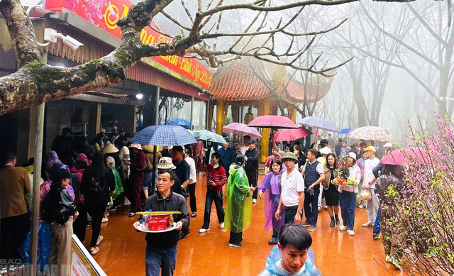 Thanh Hóa:  Đền Nưa - Am Tiên trong ngày “mở cổng trời”- Ảnh 4.