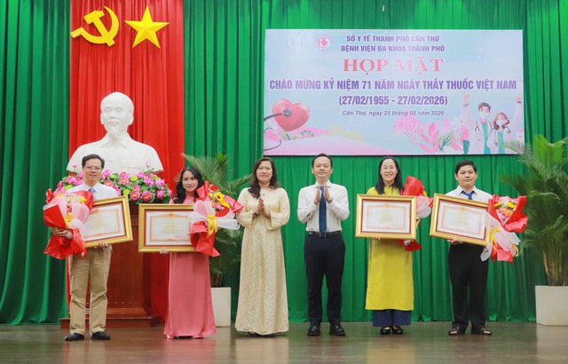 Bệnh viện Đa khoa TP Cần Thơ tri ân các thế hệ thầy thuốc nhân kỷ niệm 71 năm Ngày Thầy thuốc Việt Nam- Ảnh 3.