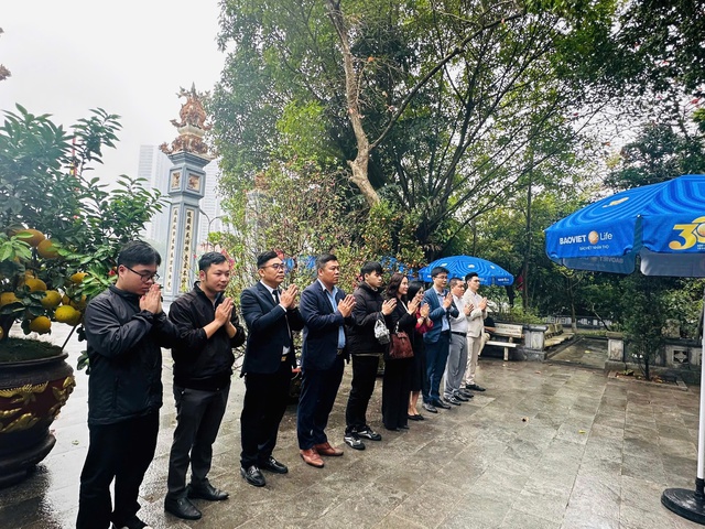 Chi hội Văn phòng Cầu Giấy tổ chức dâng hương tại Miếu Đầm- Ảnh 1.