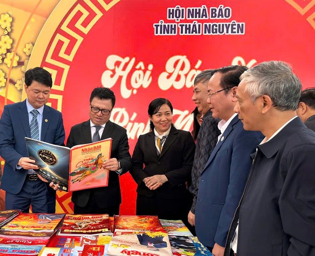 Thái Nguyên:
Hàng vạn người nô nức trẩy hội Xuân Ba Bể 2026- Ảnh 2.