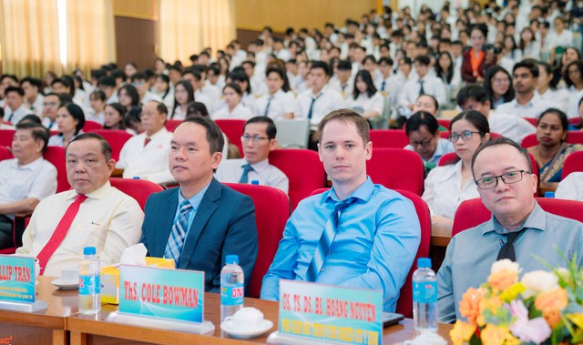 Trường Đại học Nam Cần Thơ trao áo choàng trắng cho tân sinh viên khối ngành Sức khỏe- Ảnh 1. Trường Đại học Nam Cần Thơ trao áo choàng trắng cho tân sinh viên khối ngành Sức khỏe- Ảnh 1.