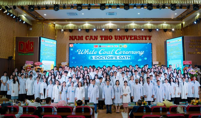 Trường Đại học Nam Cần Thơ trao áo choàng trắng cho tân sinh viên khối ngành Sức khỏe- Ảnh 4. Trường Đại học Nam Cần Thơ trao áo choàng trắng cho tân sinh viên khối ngành Sức khỏe- Ảnh 4.