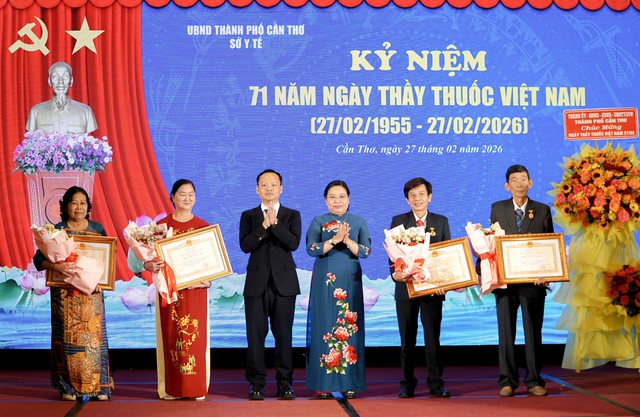 Cần Thơ Họp mặt Kỷ niệm 71 năm Ngày Thầy thuốc Việt Nam- Ảnh 3. Cần Thơ Họp mặt Kỷ niệm 71 năm Ngày Thầy thuốc Việt Nam- Ảnh 3.