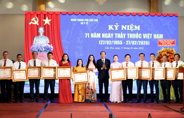 Cần Thơ Họp mặt Kỷ niệm 71 năm Ngày Thầy thuốc Việt Nam- Ảnh 6. Cần Thơ Họp mặt Kỷ niệm 71 năm Ngày Thầy thuốc Việt Nam- Ảnh 6.