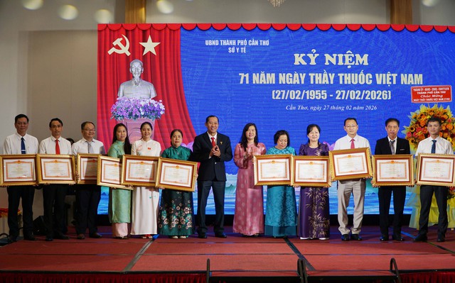 Cần Thơ Họp mặt Kỷ niệm 71 năm Ngày Thầy thuốc Việt Nam- Ảnh 7. Cần Thơ Họp mặt Kỷ niệm 71 năm Ngày Thầy thuốc Việt Nam- Ảnh 7.