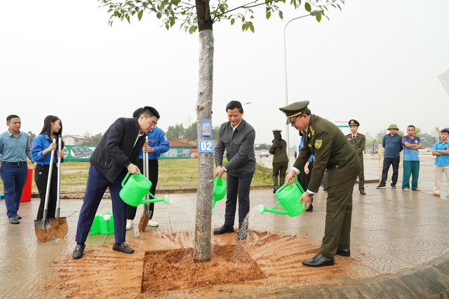 Cho mùa xuân thêm xanh mãi- Ảnh 1.