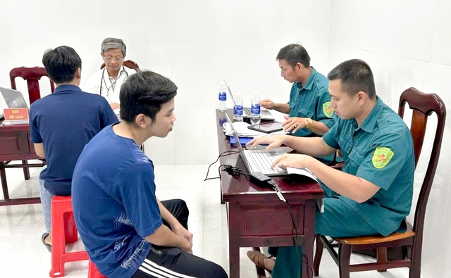 An Giang: Thanh niên xã Vĩnh Bình sẵn sàng lên đường nhập ngũ bảo vệ Tổ quốc- Ảnh 2. An Giang: Thanh niên xã Vĩnh Bình sẵn sàng lên đường nhập ngũ bảo vệ Tổ quốc- Ảnh 2.