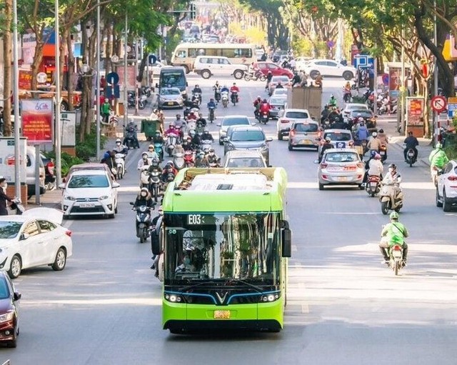 Hà Nội đặt mục tiêu đến năm 2030, 100% taxi sử dụng điện, năng lượng xanh- Ảnh 1.