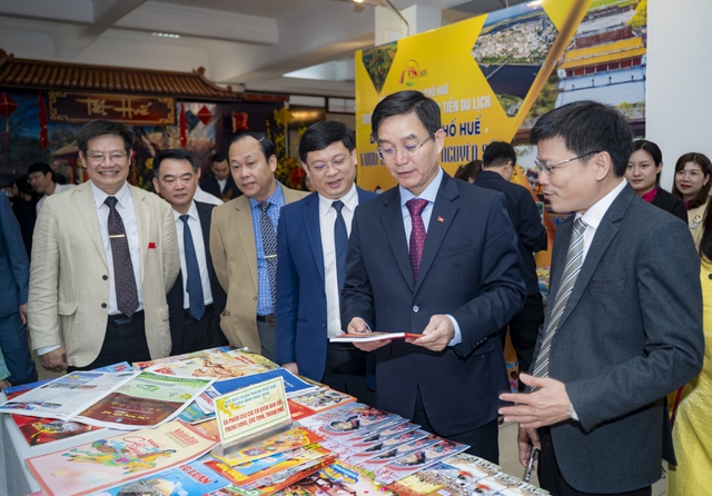 Thành phố Huế: Dâng hoa tưởng nhớ Chủ tịch Hồ Chí Minh và khai mạc Hội Báo Xuân Bính Ngọ 2026- Ảnh 3.