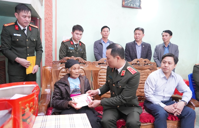 Thanh Hóa: Giám đốc Công an tỉnh thăm, tặng quà các gia đình chính sách nhân dịp Tết Nguyên đán 2026- Ảnh 2.