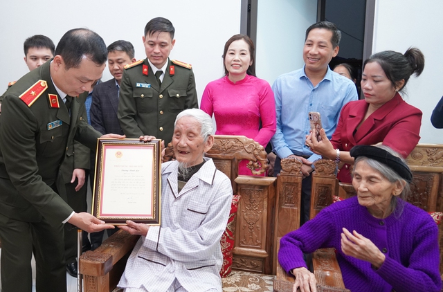 Thanh Hóa: Giám đốc Công an tỉnh thăm, tặng quà các gia đình chính sách nhân dịp Tết Nguyên đán 2026- Ảnh 1.