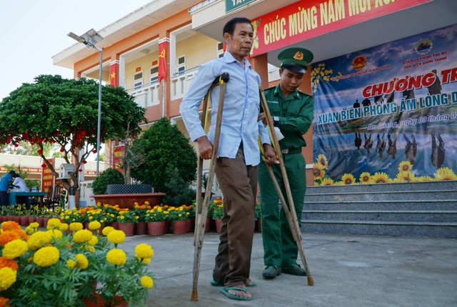 Chăm lo Tết cho các hộ dân có hoàn cảnh khó khăn khu vực biên giới Giang Thành- Ảnh 8. Chăm lo Tết cho các hộ dân có hoàn cảnh khó khăn khu vực biên giới Giang Thành- Ảnh 8.