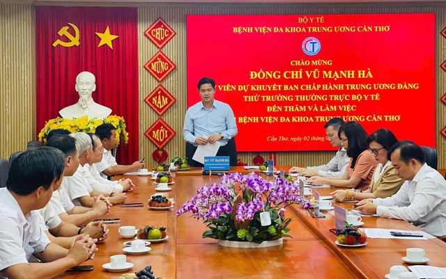 Thứ trưởng Thường trực Bộ Y tế Vũ Mạnh Hà thăm, làm việc tại Bệnh viện Đa khoa Trung ương Cần Thơ- Ảnh 1.