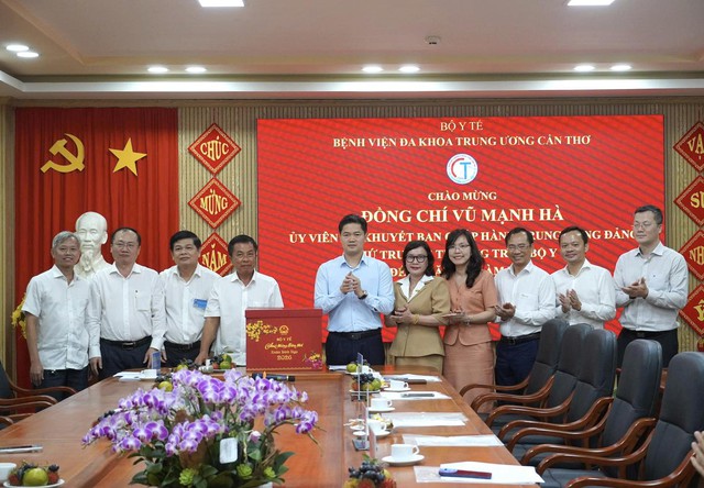 Thứ trưởng Thường trực Bộ Y tế Vũ Mạnh Hà thăm, làm việc tại Bệnh viện Đa khoa Trung ương Cần Thơ- Ảnh 2.