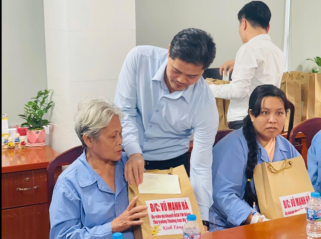 Thứ trưởng Thường trực Bộ Y tế Vũ Mạnh Hà thăm, làm việc tại Bệnh viện Đa khoa Trung ương Cần Thơ- Ảnh 3.