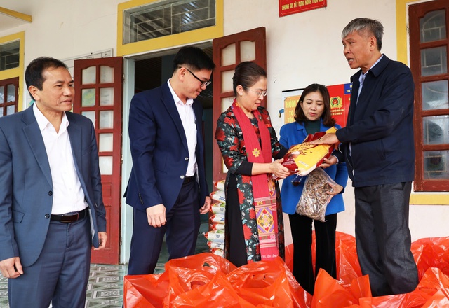 Nghĩa tình dòng Lam: Mỗi suất quà Tết - một thông điệp sẻ chia- Ảnh 4.