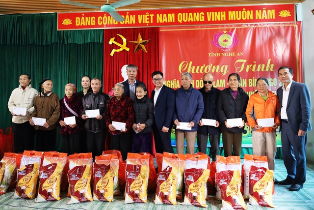 Nghĩa tình dòng Lam: Mỗi suất quà Tết - một thông điệp sẻ chia- Ảnh 7.