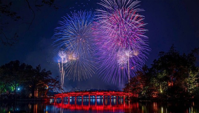 Hà Nội: Tổ chức 33 điểm bắn pháo hoa trong đêm Giao thừa Tết Nguyên đán 2026- Ảnh 1. Hà Nội: Tổ chức 33 điểm bắn pháo hoa trong đêm Giao thừa Tết Nguyên đán 2026- Ảnh 1.