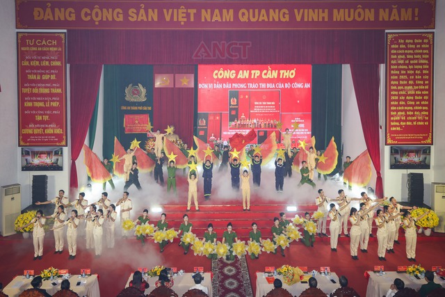 Công an TP Cần Thơ: Vì bình yên cuộc sống, vì hạnh phúc Nhân dân - “1.000 căn nhà - 1.000 điểm tựa lòng dân”- Ảnh 10.