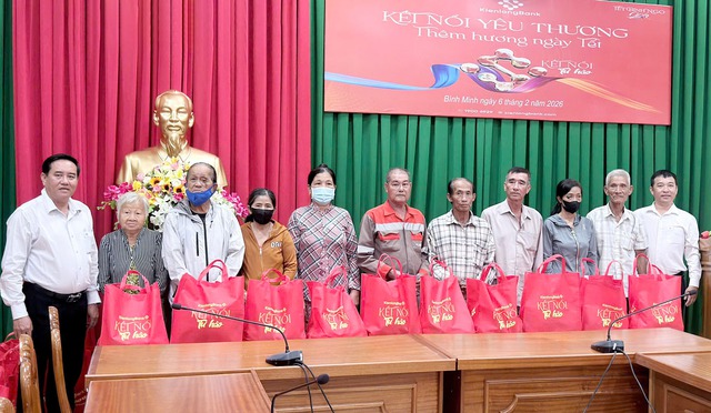 Phòng giao dịch Bình Minh - Ngân hàng TMCP Kiên Long trao 50 phần quà Tết tại phường Bình Minh- Ảnh 1.