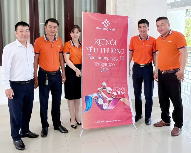 Phòng giao dịch Bình Minh - Ngân hàng TMCP Kiên Long trao 50 phần quà Tết tại phường Bình Minh- Ảnh 4.