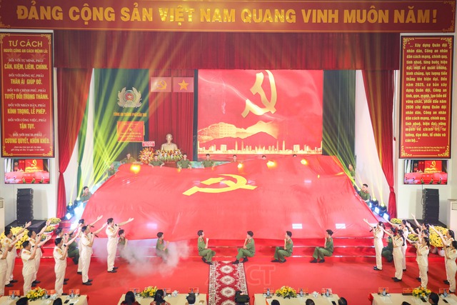 Công an TP Cần Thơ: Vì bình yên cuộc sống, vì hạnh phúc Nhân dân - “1.000 căn nhà - 1.000 điểm tựa lòng dân”- Ảnh 6.