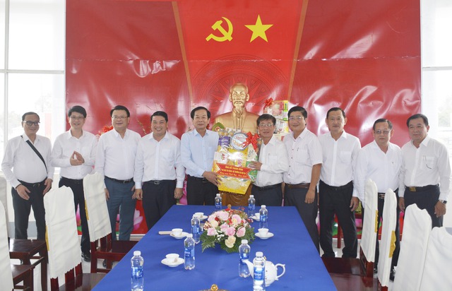 Bộ trưởng Bộ Nội vụ Đỗ Thanh Bình tặng quà Tết tại xã Vĩnh Bình- Ảnh 2.