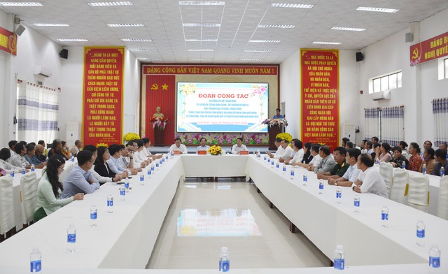 Bộ trưởng Bộ Nội vụ Đỗ Thanh Bình tặng quà Tết tại xã Vĩnh Bình- Ảnh 1.