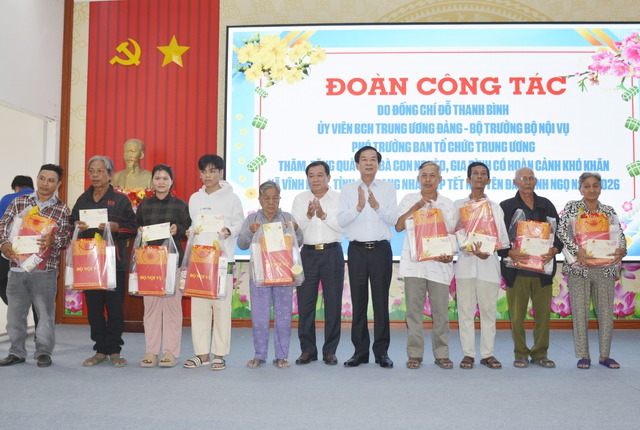 Bộ trưởng Bộ Nội vụ Đỗ Thanh Bình tặng quà Tết tại xã Vĩnh Bình- Ảnh 4.