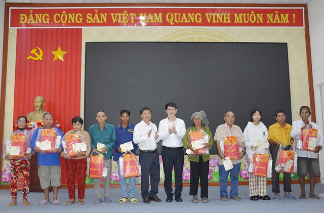 Bộ trưởng Bộ Nội vụ Đỗ Thanh Bình tặng quà Tết tại xã Vĩnh Bình- Ảnh 6.