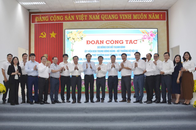 Bộ trưởng Bộ Nội vụ Đỗ Thanh Bình tặng quà Tết tại xã Vĩnh Bình- Ảnh 7.