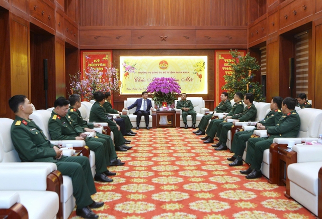Lãnh đạo thành phố Huế thăm, chúc Tết Bộ Tư lệnh Quân khu 4- Ảnh 1.