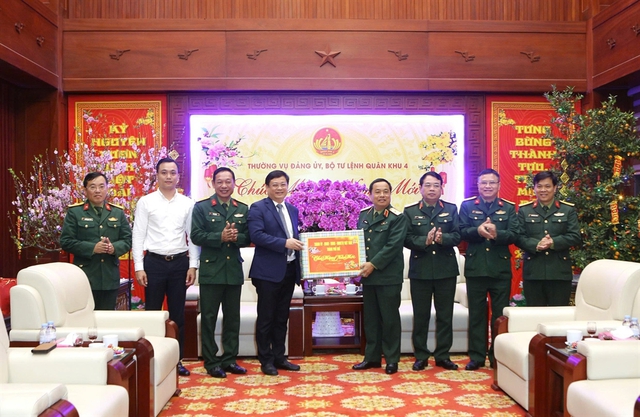 Lãnh đạo thành phố Huế thăm, chúc Tết Bộ Tư lệnh Quân khu 4- Ảnh 2.