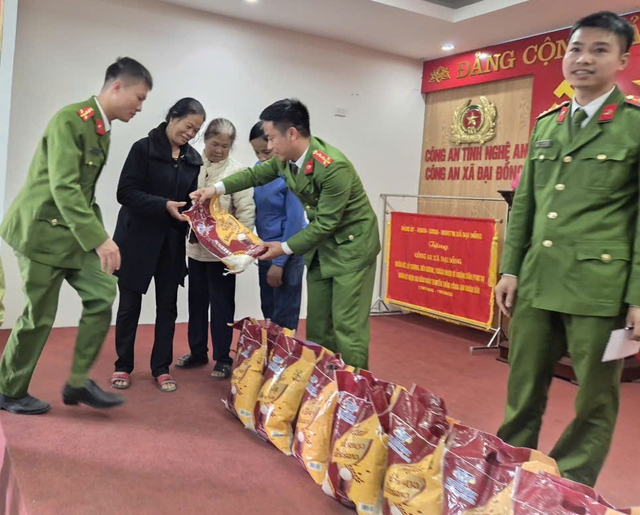Công an xã Đại Đồng: Lan tỏa tinh thần sẻ chia, chăm lo Tết cho nhân dân- Ảnh 6.
