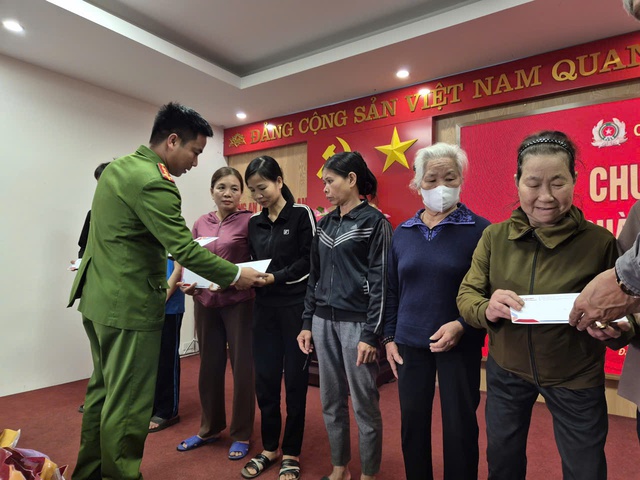 Công an xã Đại Đồng: Lan tỏa tinh thần sẻ chia, chăm lo Tết cho nhân dân- Ảnh 2.