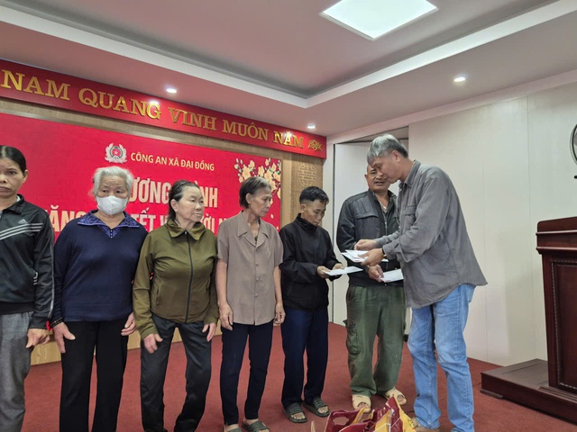 Công an xã Đại Đồng: Lan tỏa tinh thần sẻ chia, chăm lo Tết cho nhân dân- Ảnh 3.