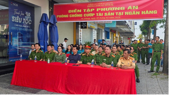 Công an tỉnh An Giang tổ chức diễn tập tình huống cướp tài sản tại ngân hàng- Ảnh 1.