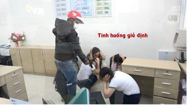 Công an tỉnh An Giang tổ chức diễn tập tình huống cướp tài sản tại ngân hàng- Ảnh 3.