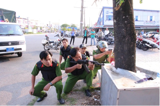 Công an tỉnh An Giang tổ chức diễn tập tình huống cướp tài sản tại ngân hàng- Ảnh 5.