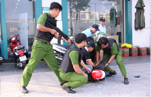 Công an tỉnh An Giang tổ chức diễn tập tình huống cướp tài sản tại ngân hàng- Ảnh 6.