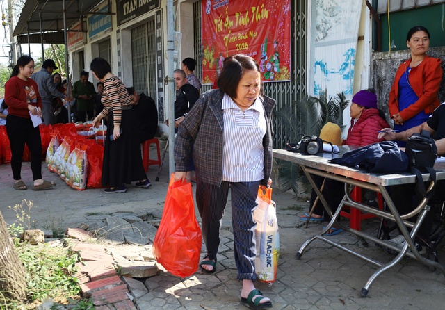 Nghệ An: Trao 50 suất quà Tết, lan tỏa yêu thương đến những hoàn cảnh yếu thế- Ảnh 4.