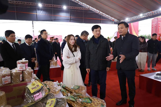 Bí thư Thành ủy Hà Nội Nguyễn Duy Ngọc chúc Tết xã đảo Minh Châu- Ảnh 2. Bí thư Thành ủy Hà Nội Nguyễn Duy Ngọc chúc Tết xã đảo Minh Châu- Ảnh 2.