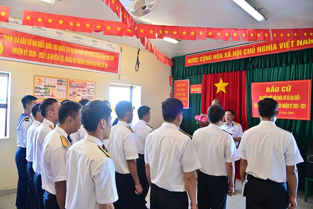 Bầu cử sớm đại biểu Quốc hội khóa XVI và đại biểu HĐND TP.HCM (nhiệm kỳ 2026-2031) trên biển- Ảnh 5.