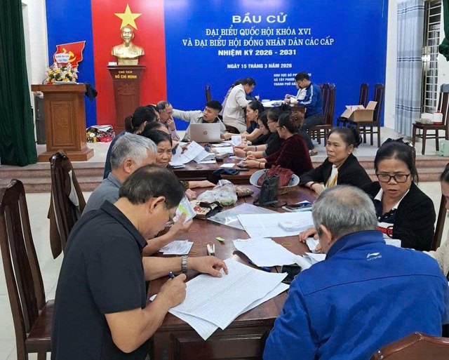 Cử tri 104 tuổi xúc động kể chuyện hơn một thế kỷ cầm lá phiếu bầu cử- Ảnh 2.