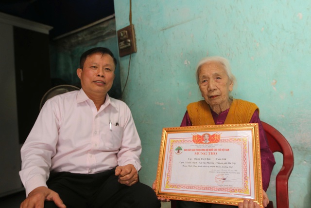 Cử tri 104 tuổi xúc động kể chuyện hơn một thế kỷ cầm lá phiếu bầu cử- Ảnh 1.