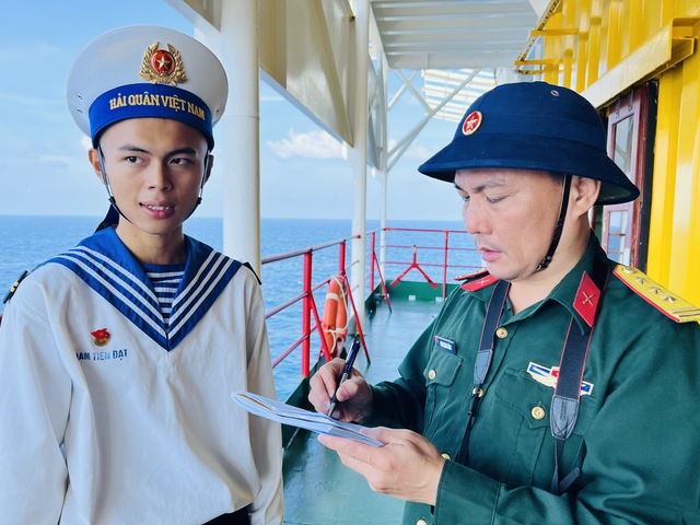 Những “ngọn hải đăng” giữ biển- Ảnh 3.